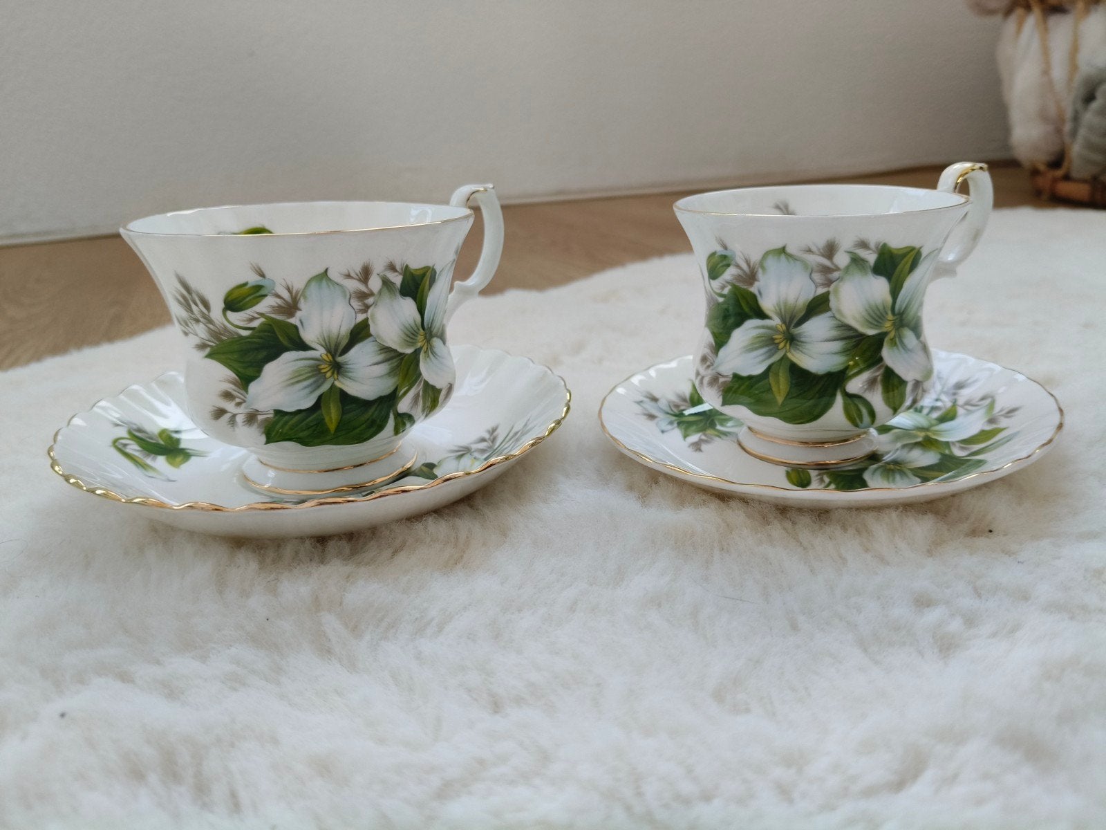 Royal Albert Trillium kop en schotel set (2 stuks), Vintage, Ophalen of Verzenden, Zo goed als nieuw, Kop(pen) en/of Schotel(s)
