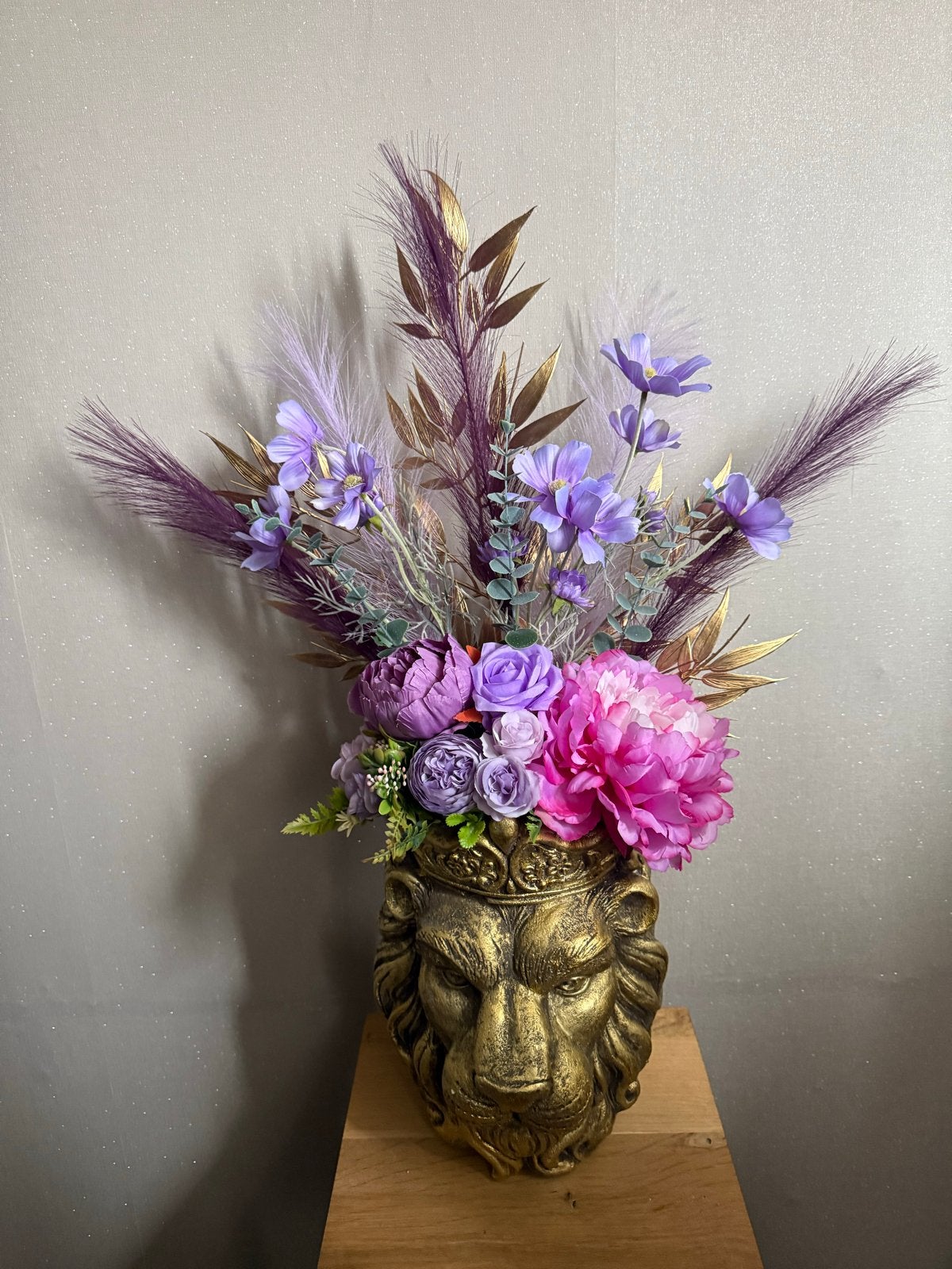 Leeuwenvaas met kunstbloemen, Huis en Inrichting, Ophalen, Overige materialen, Meerkleurig, Inclusief decoratie
