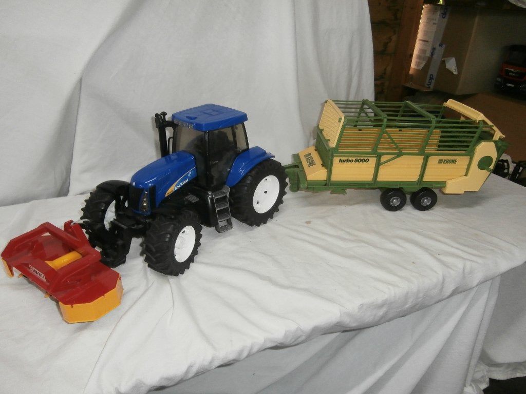 Bruder New Holland T8040 met Fella maaier en Krone wagen, Ophalen, Gebruikt