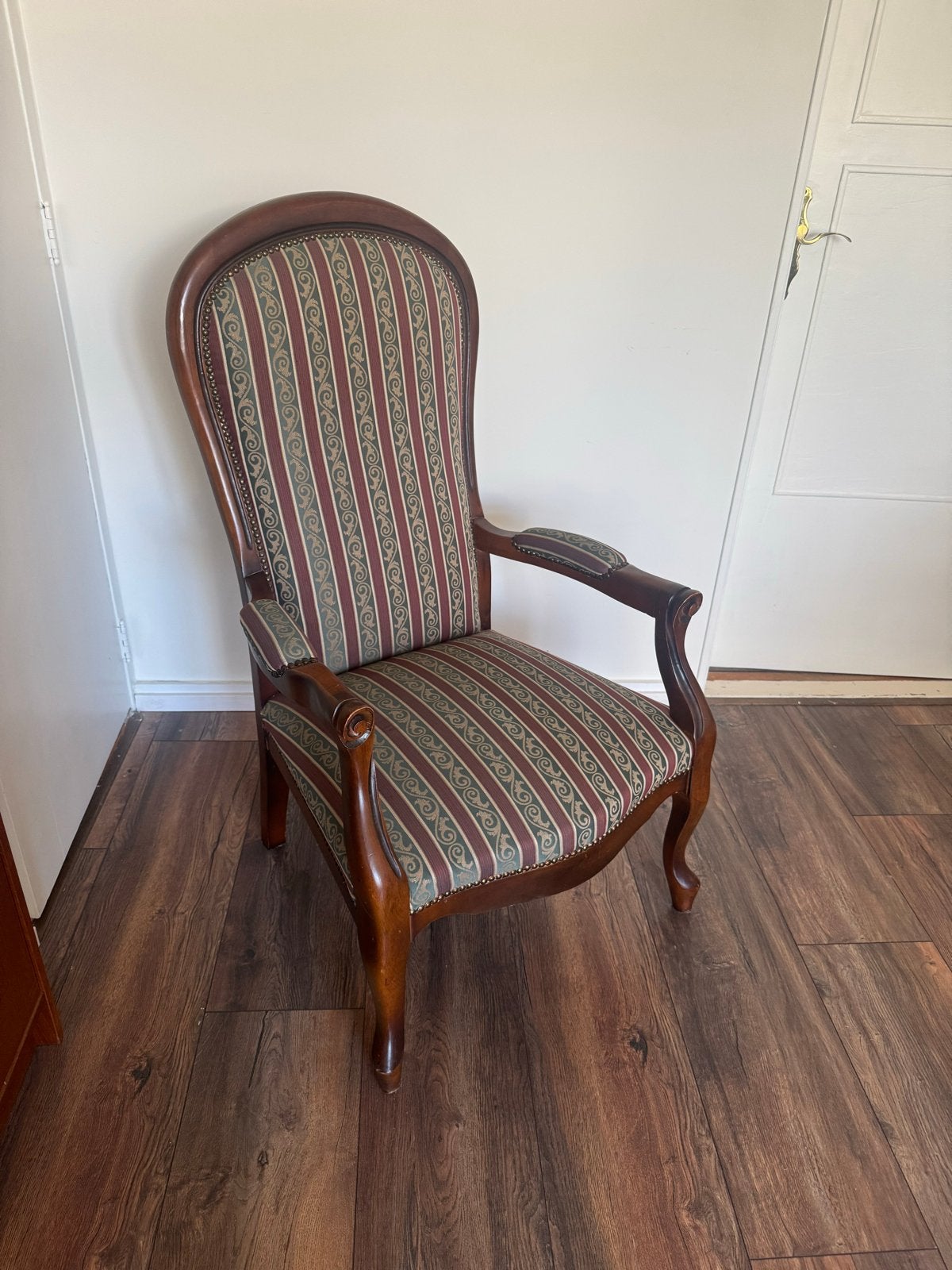 Klassieke fauteuil met gestreepte bekleding, Ophalen