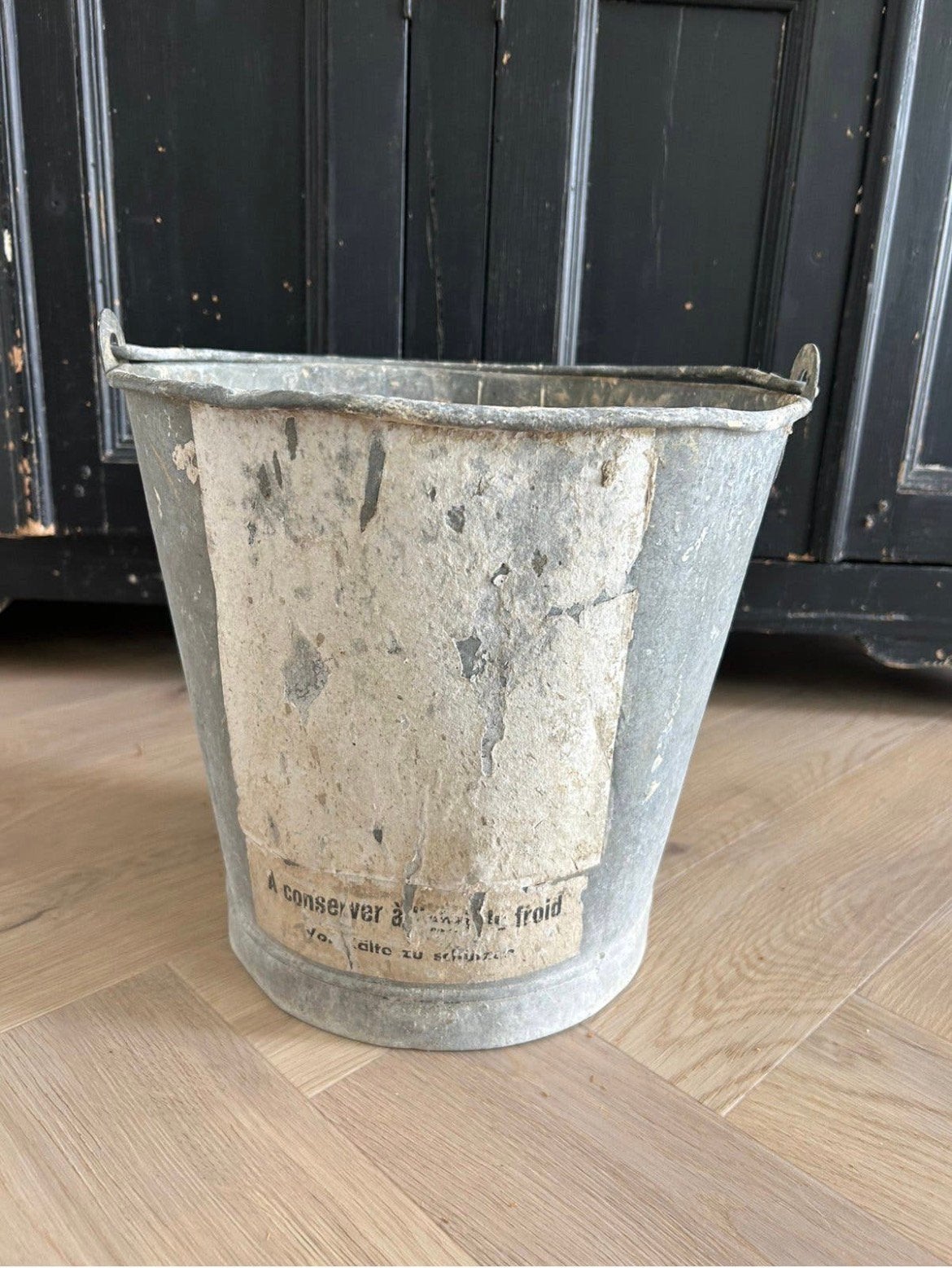 Oude zinken emmer met etiket, Verzenden