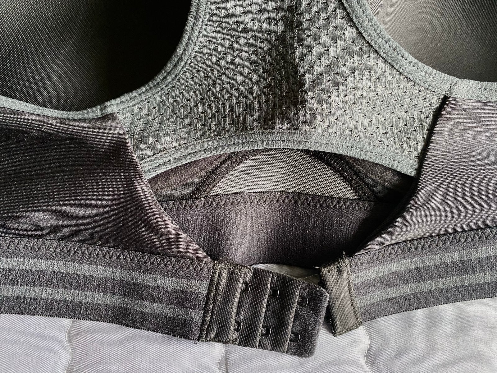 DE Sport-BH “Active Touch” - Zwart/Olijfgroen, maat: 80B, Kleding | Dames, Maat 38/40 (M), Zwart, Nieuw, Ophalen of Verzenden
