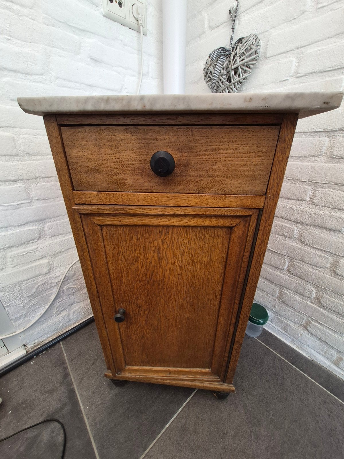 GRATIS, Vintage houten nachtkastje met marmeren blad, Ophalen