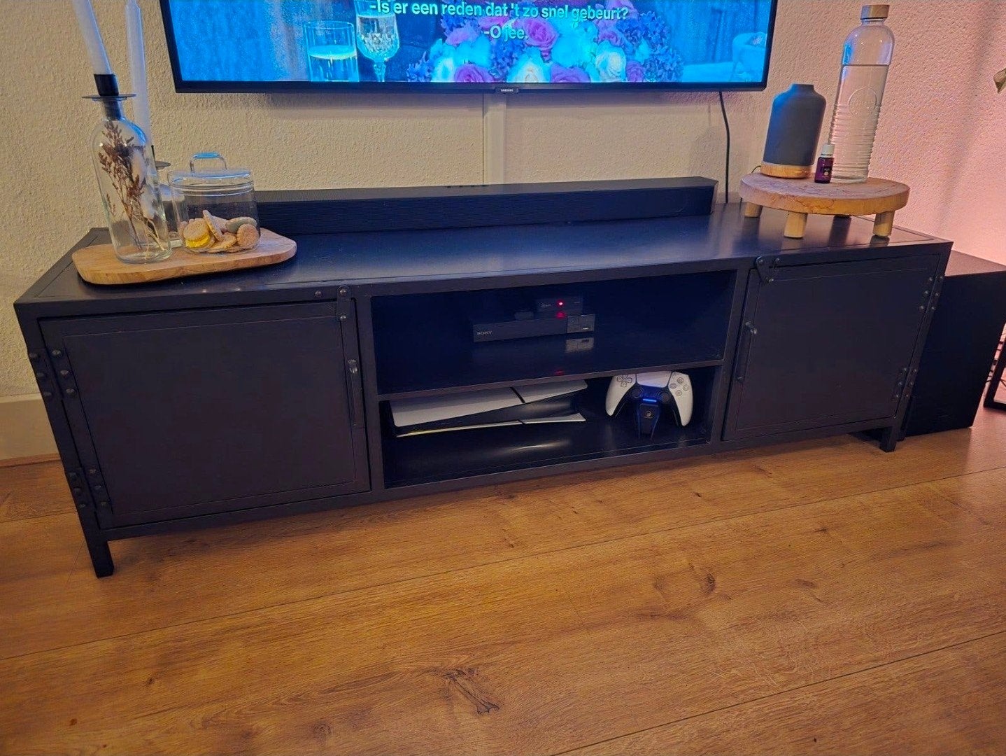 Zwart metalen tv-meubel met opbergruimte, Gebruikt, 150 tot 200 cm, Ophalen of Verzenden, Minder dan 100 cm
