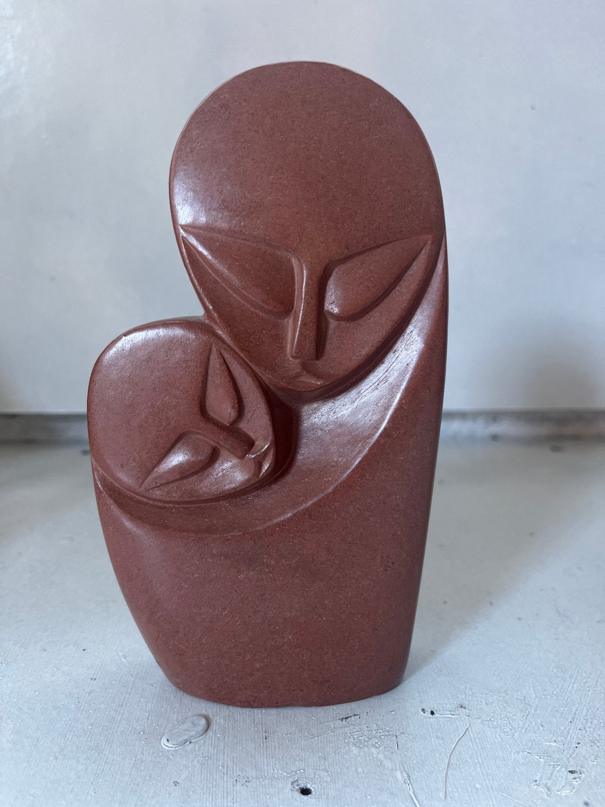 Jaspis shona stone Beeldje Moeder en Kind - Jameson Tendai, Groep mensen, Minder dan 20 cm, Ophalen of Verzenden, Handgemaakt