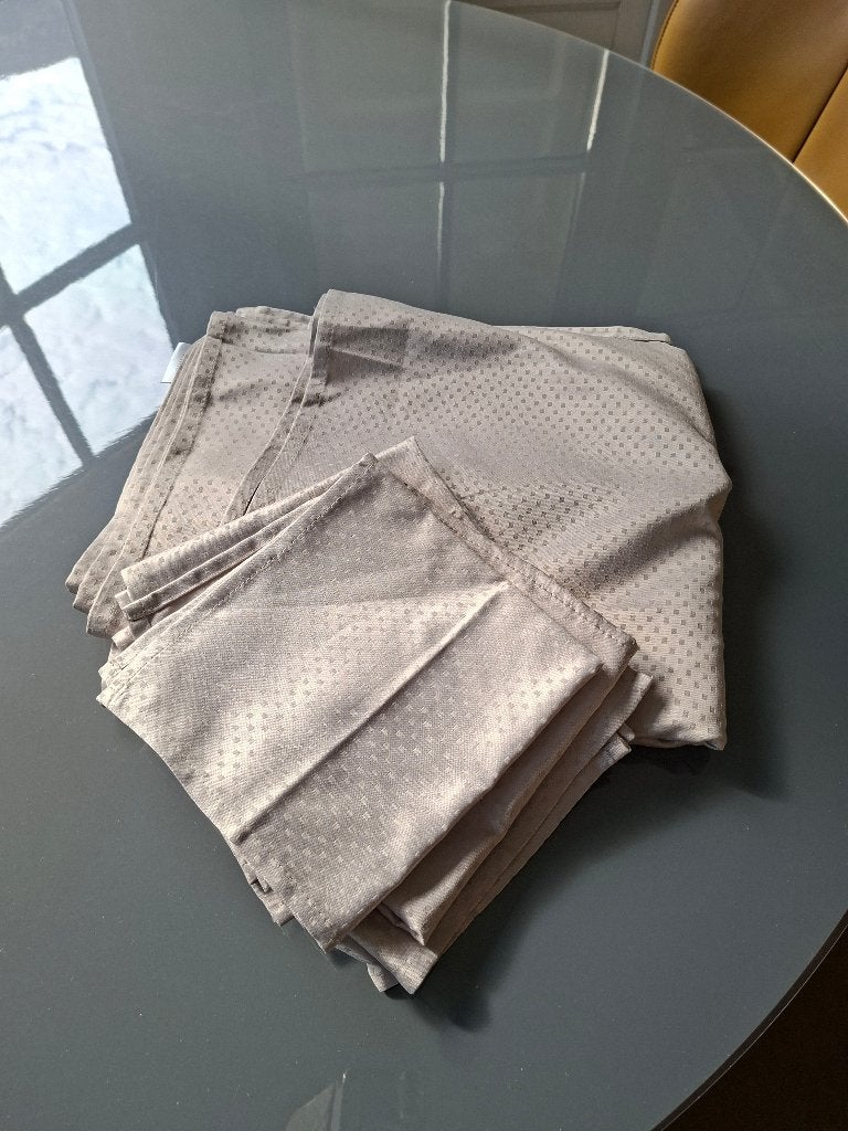 Damast tafelkleed met servetten, Ophalen, Inclusief servetten, 235 cm, Zo goed als nieuw