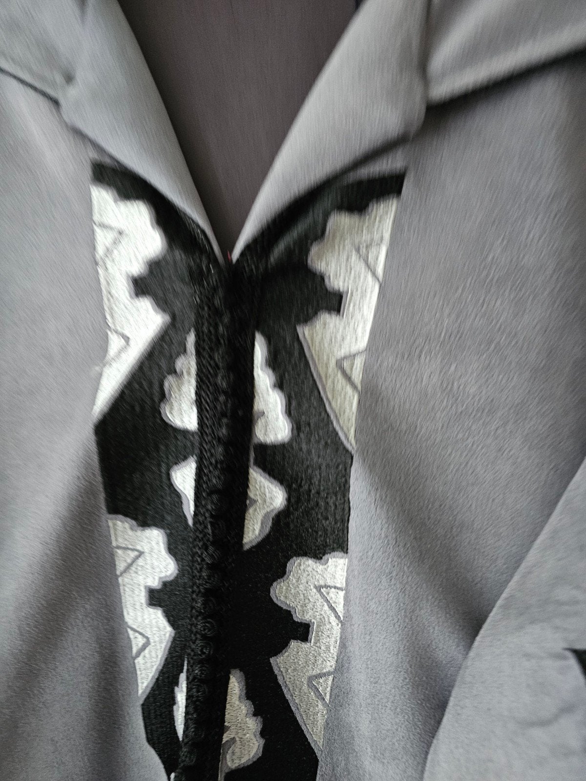 Mooie grijze djellaba met zwart-wit borduurwerk, Kleding | Dames, Overige typen, Maat 46/48 (XL) of groter, Nieuw, Ophalen of Verzenden