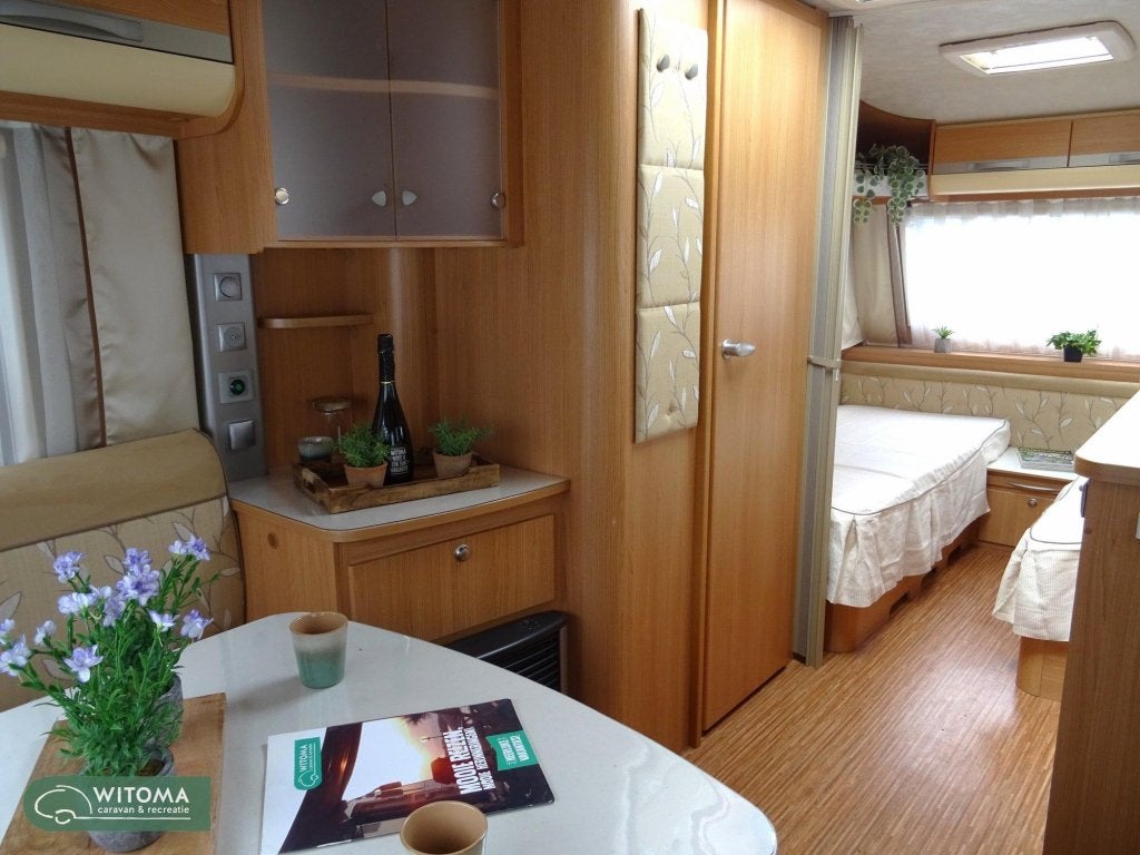 Adria Adora 472 LU verkocht, Kachel, Rondzit, Bedrijf, 4 tot 5 meter