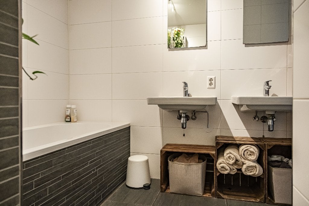 Complete Badkamerinrichting: Douche, Bad, Wastafels, Ophalen, Gebruikt, Met douche