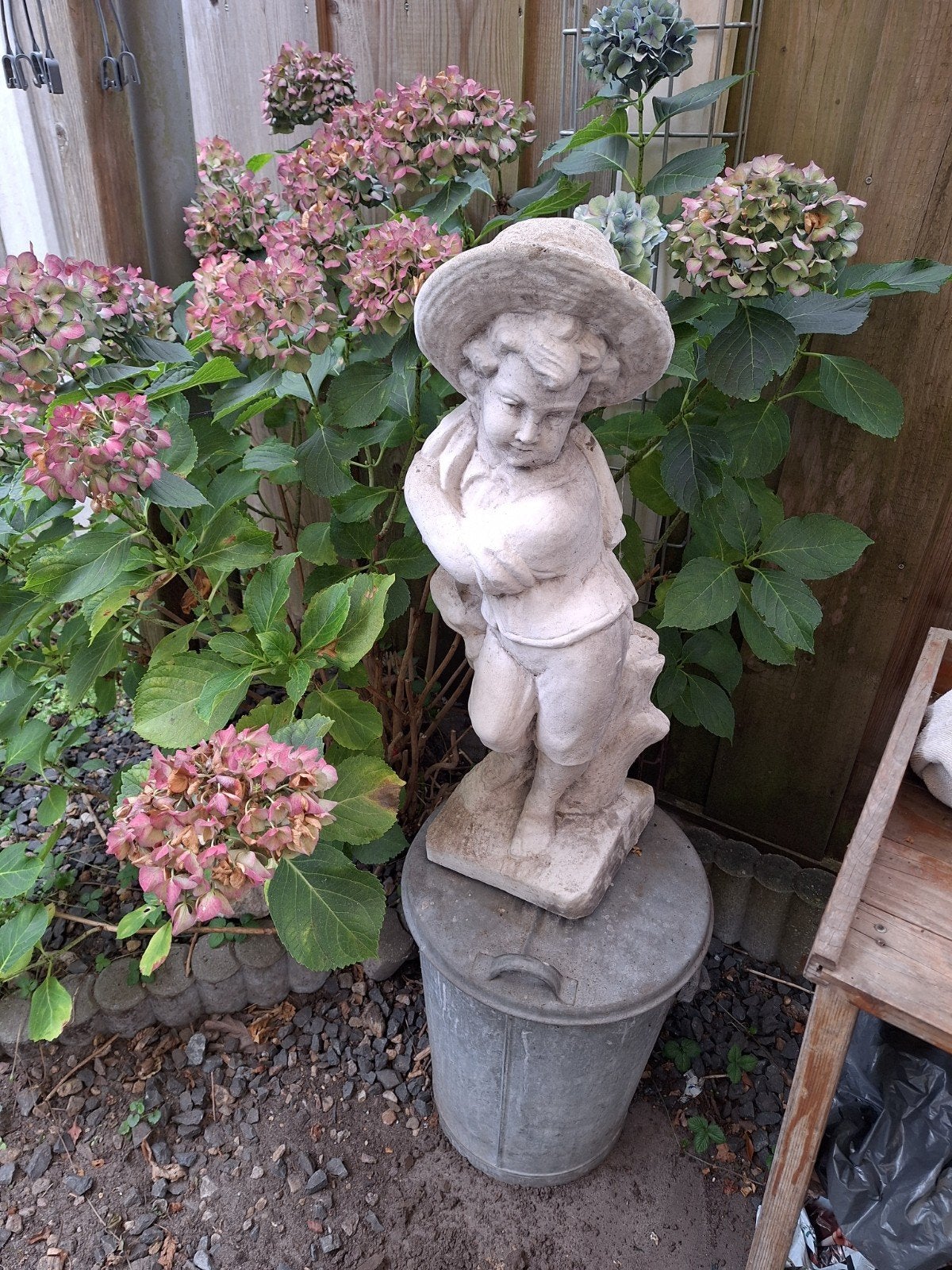 Vintage stenen beeld jongen met hoed - Tuindecoratie, Tuin en Terras, Ophalen, Gebruikt, Steen, Mensenbeeld