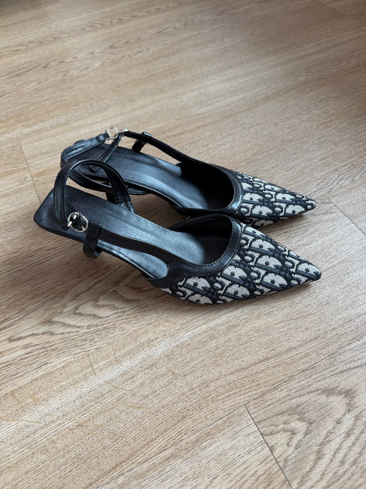 Dior-stijl Slingback Pumps met Logoprint, Verzenden, Zo goed als nieuw, Zwart, Schoenen met lage hakken