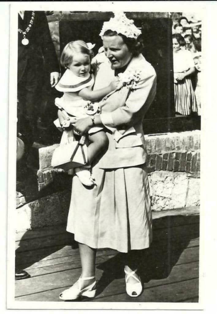 AK Koningin Juliana met Prinses Marijke, Verzenden, Zo goed als nieuw, Nederland, Kaart, Foto of Prent