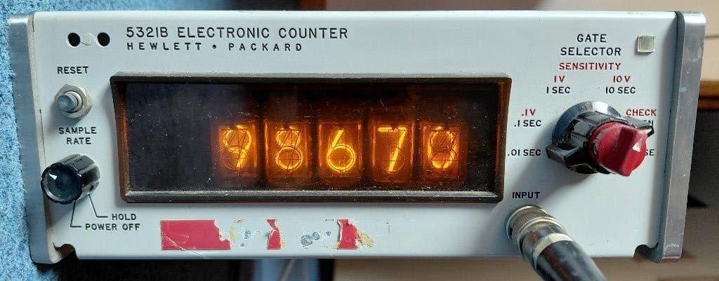 HP 5321B frequentieteller, Doe-het-zelf en Verbouw, Meetapparatuur, Ophalen of Verzenden, Gebruikt, Elektriciteit