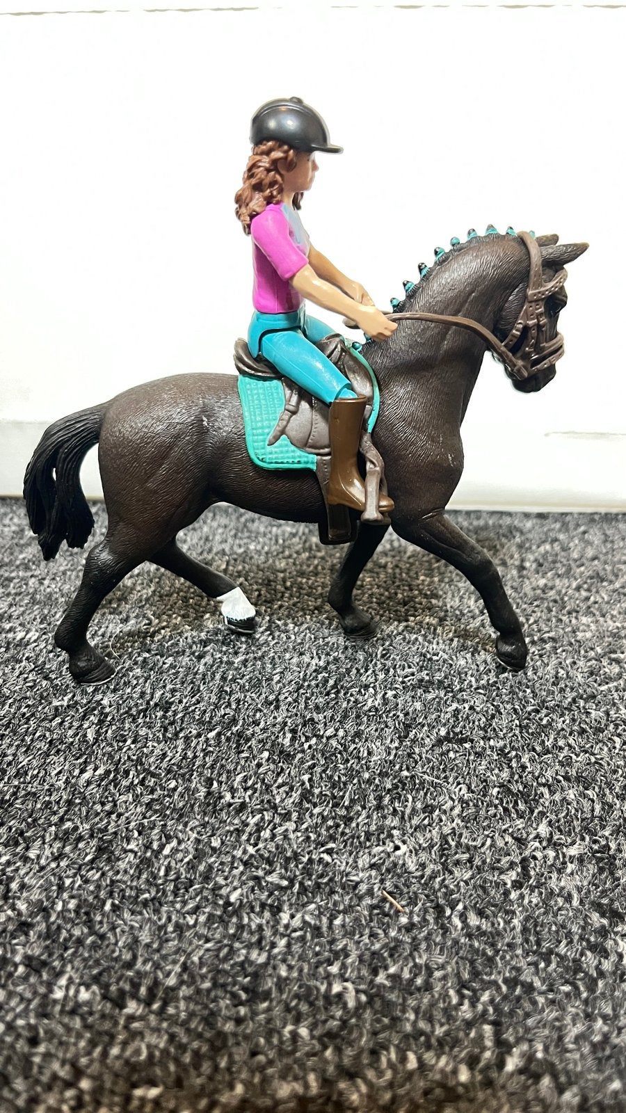 Schleich paard met tuig en ruiter, Ophalen of Verzenden, Zo goed als nieuw