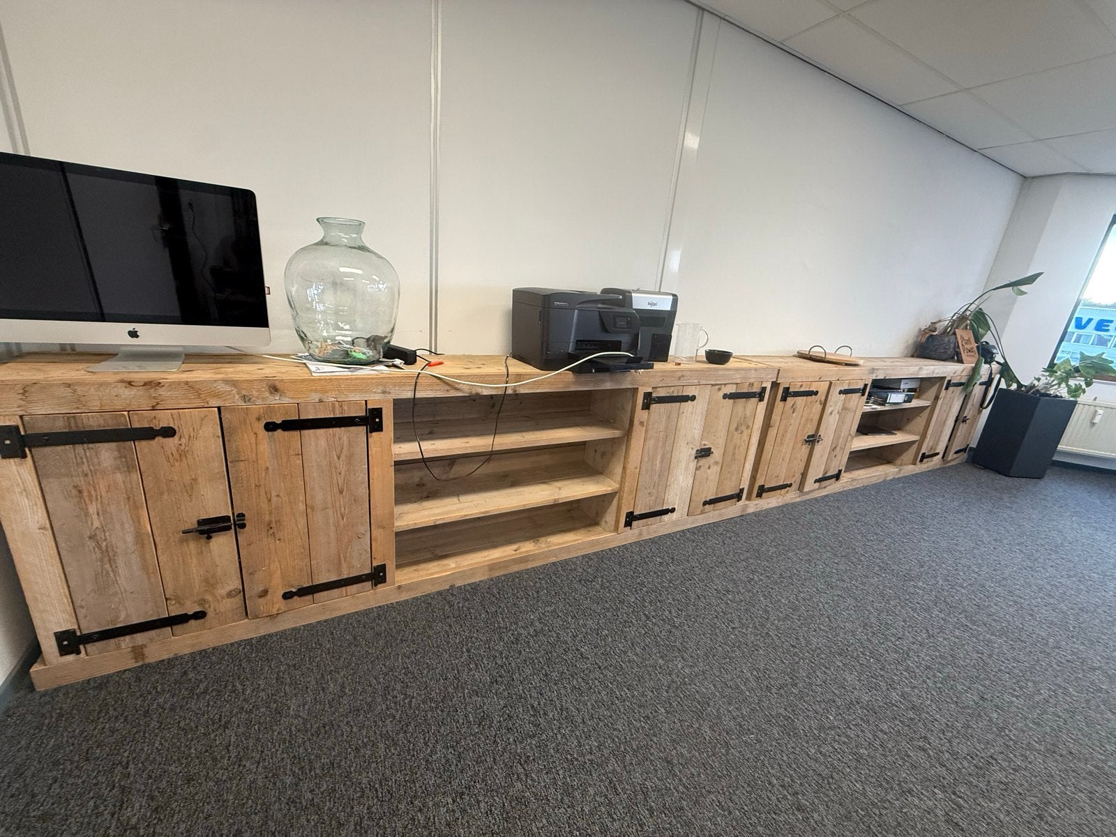 Lange houten kast met deuren en planken, Ophalen, Gebruikt, 200 cm of meer, 25 tot 50 cm