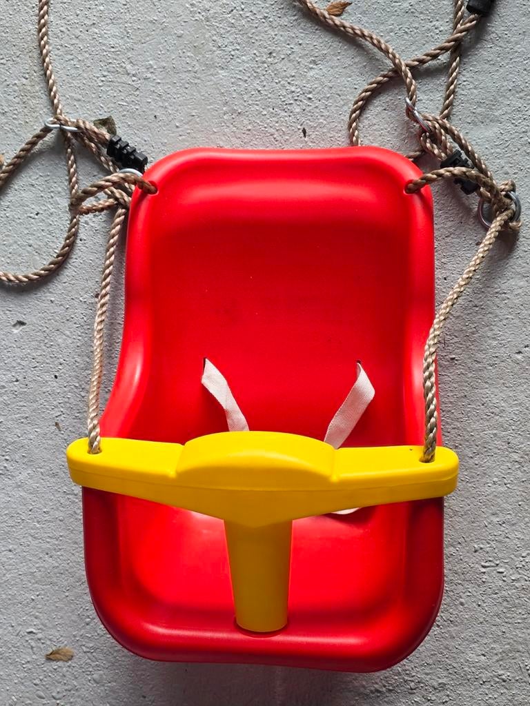 Mooi rood babyschommelzitje met veiligheidsriempje, Ophalen of Verzenden, Zo goed als nieuw