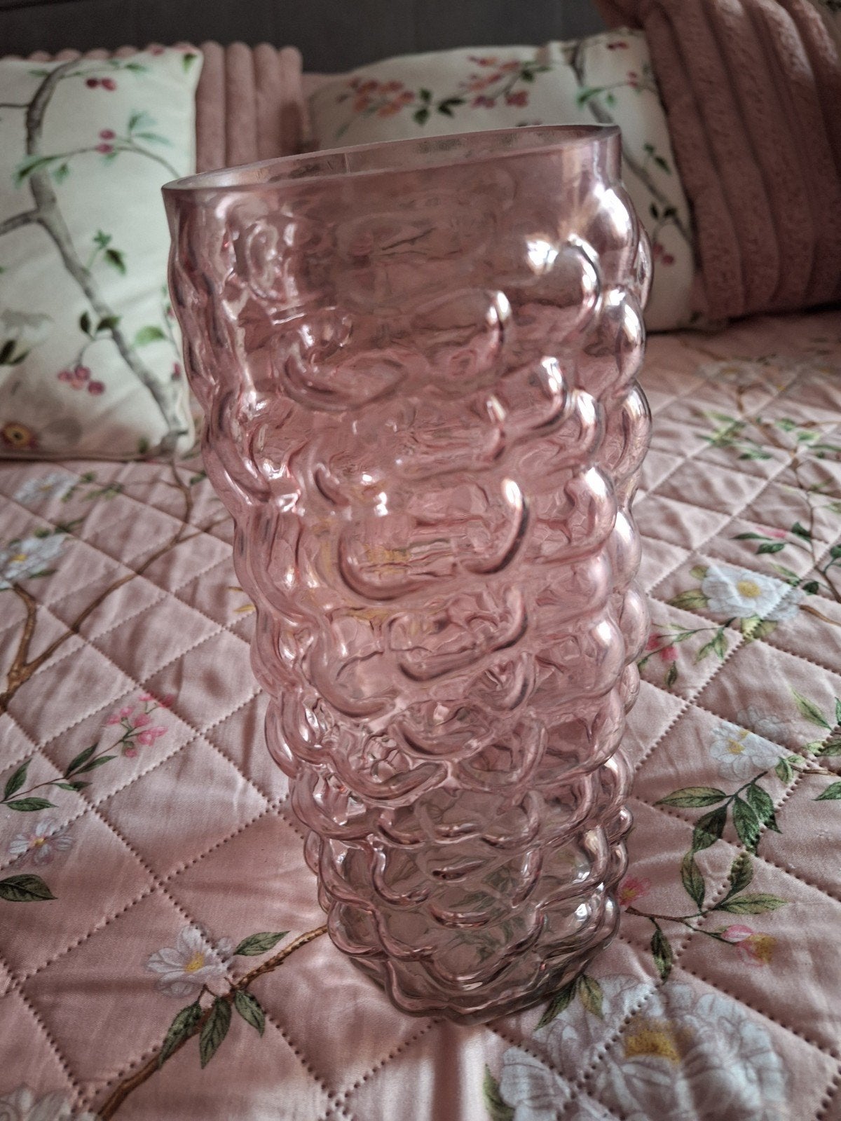 Roze glazen vaas met bubbeltextuur, Huis en Inrichting, Woonaccessoires | Vazen, Ophalen, Gebruikt, Roze