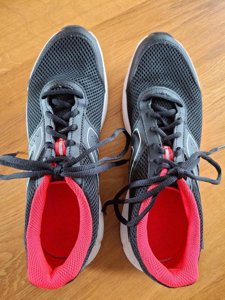 Sportschoenen maat 41 Kalenji - zwart, Sport en Fitness, Loopsport en Atletiek, Ophalen of Verzenden, Gebruikt, Hardloopschoenen