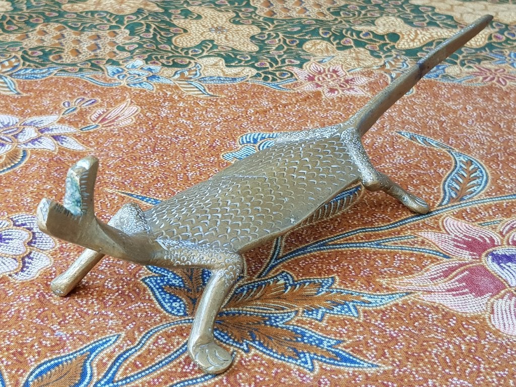 Antiek brons beeldje uit Afrika van een krokodil 25 cm.