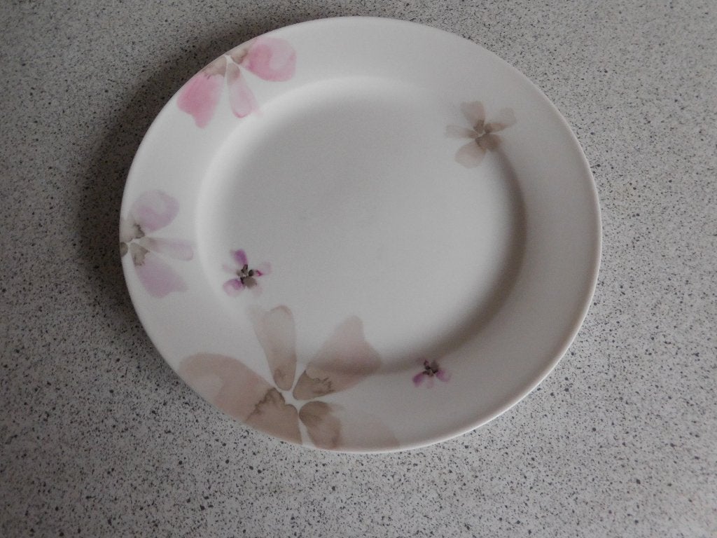Bord 20,5 cm. New Bone China Lathyrus Margriet, Ophalen of Verzenden, Zo goed als nieuw, Overige stijlen, Kop(pen) en/of Schotel(s)