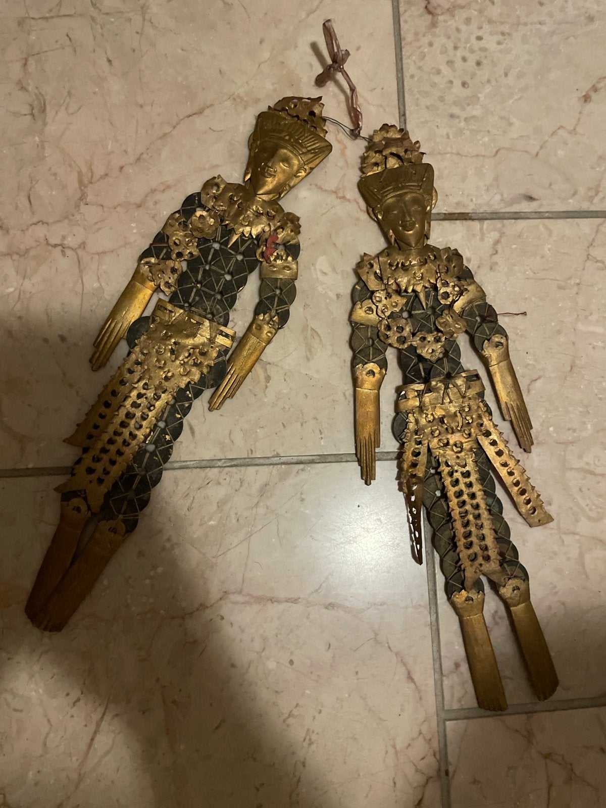 Twee handgemaakte Indonesische poppen van hout en metaal, Antiek en Kunst, Goud, Handgemaakt, Ophalen of Verzenden, Indonesië