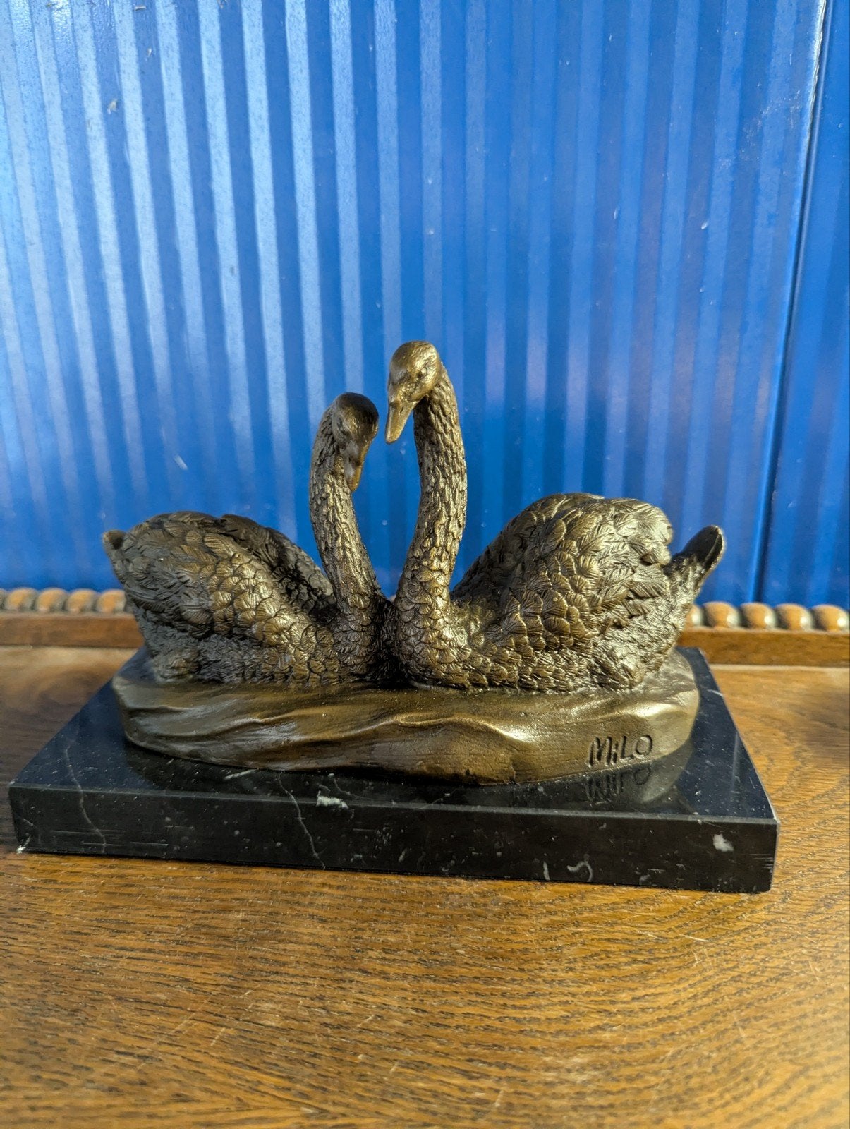 Bronzen zwanenbeeld op marmeren sokkel, gesigneerd Milo, Antiek en Kunst, Ophalen of Verzenden