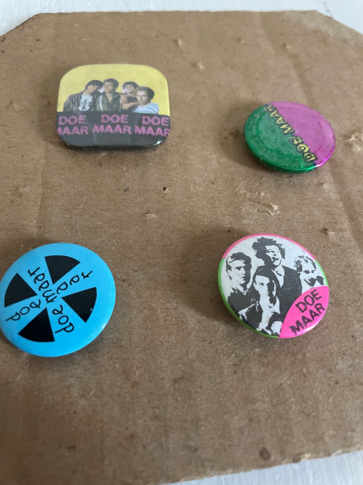 Vintage Doe Maar buttons/speldjes - set van 4, Verzamelen, Speldjes, Pins en Buttons, Ophalen of Verzenden, Gebruikt, Overige onderwerpen