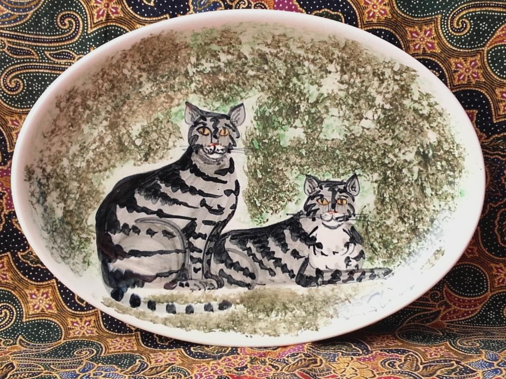 Mooi zeldzaam oud bord uit Engeland met poezen 38,5 cm.