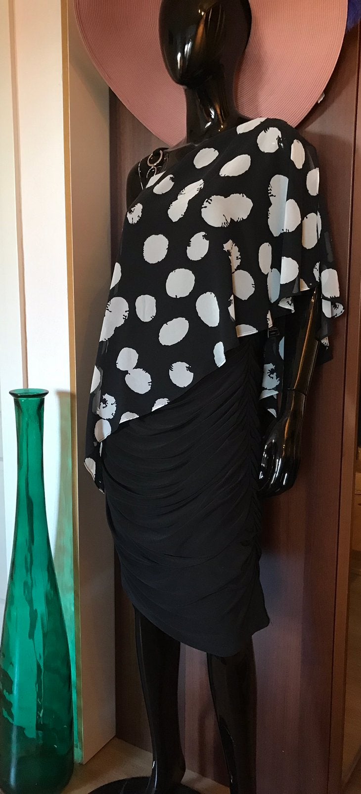Frank Lyman jurk zwart witte stippen één schouder model 46, Maat 46/48 (XL) of groter, Nieuw, Onder de knie, Meerkleurig