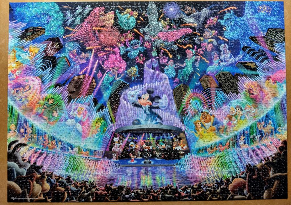 Disney puzzel Tenyo glow in the dark 2000 stukjes, Hobby en Vrije tijd, Denksport en Puzzels, Ophalen of Verzenden, Meer dan 1500 stukjes