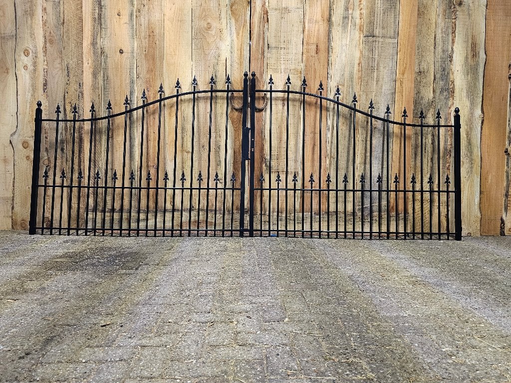 Handgemaakte inrijpoort model: Rome in afmeting 400x150cm, Met poort, Nieuw, IJzer, Spijlenhekwerk