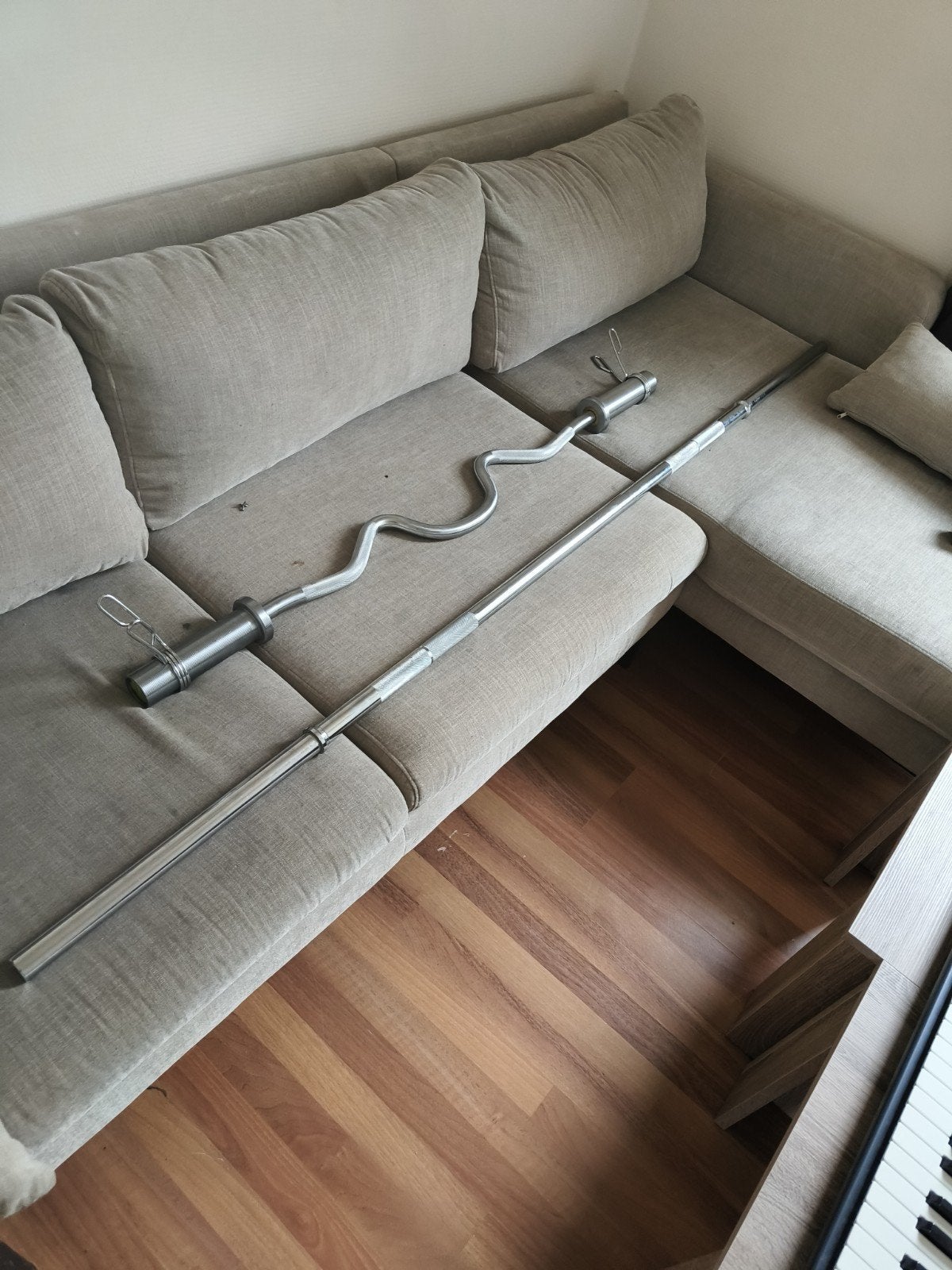 Halterstangen set: rechte en EZ curl stang., Sport en Fitness, Ophalen, Gebruikt, Rug, Halterstangen