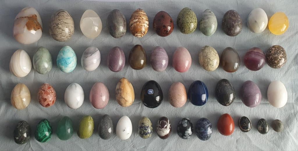 Verzameling van 48 decoratieve stenen eieren, Sieraden, Tassen en Uiterlijk, Edelstenen, Gebruikt, Ophalen of Verzenden