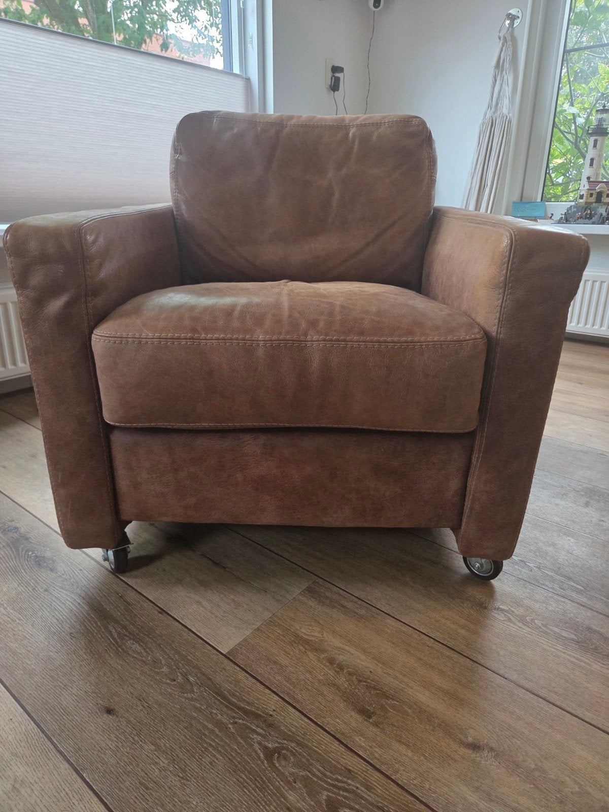 Leren fauteuil op wieltjes, Ophalen, Modern, Industrieel, Zo goed als nieuw, 75 tot 100 cm