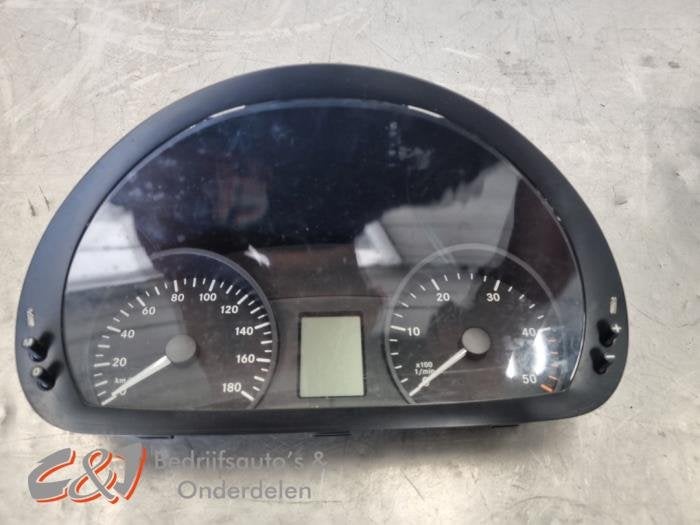 Kilometerteller KM van een Mercedes Sprinter