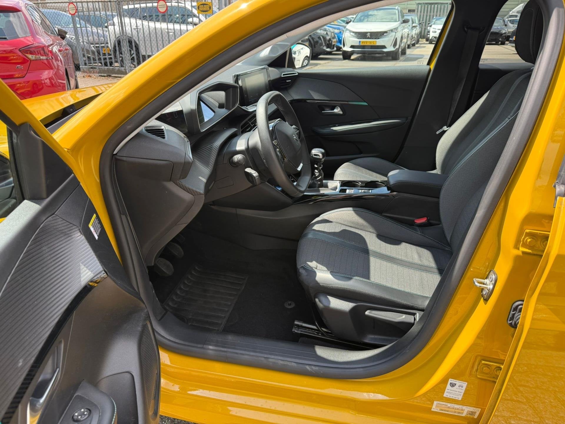 Peugeot 208 1.2 PureTech Allure 100PK, Navi Dealer auto, Voorwielaandrijving, 101 pk, Leder en Stof, Handgeschakeld