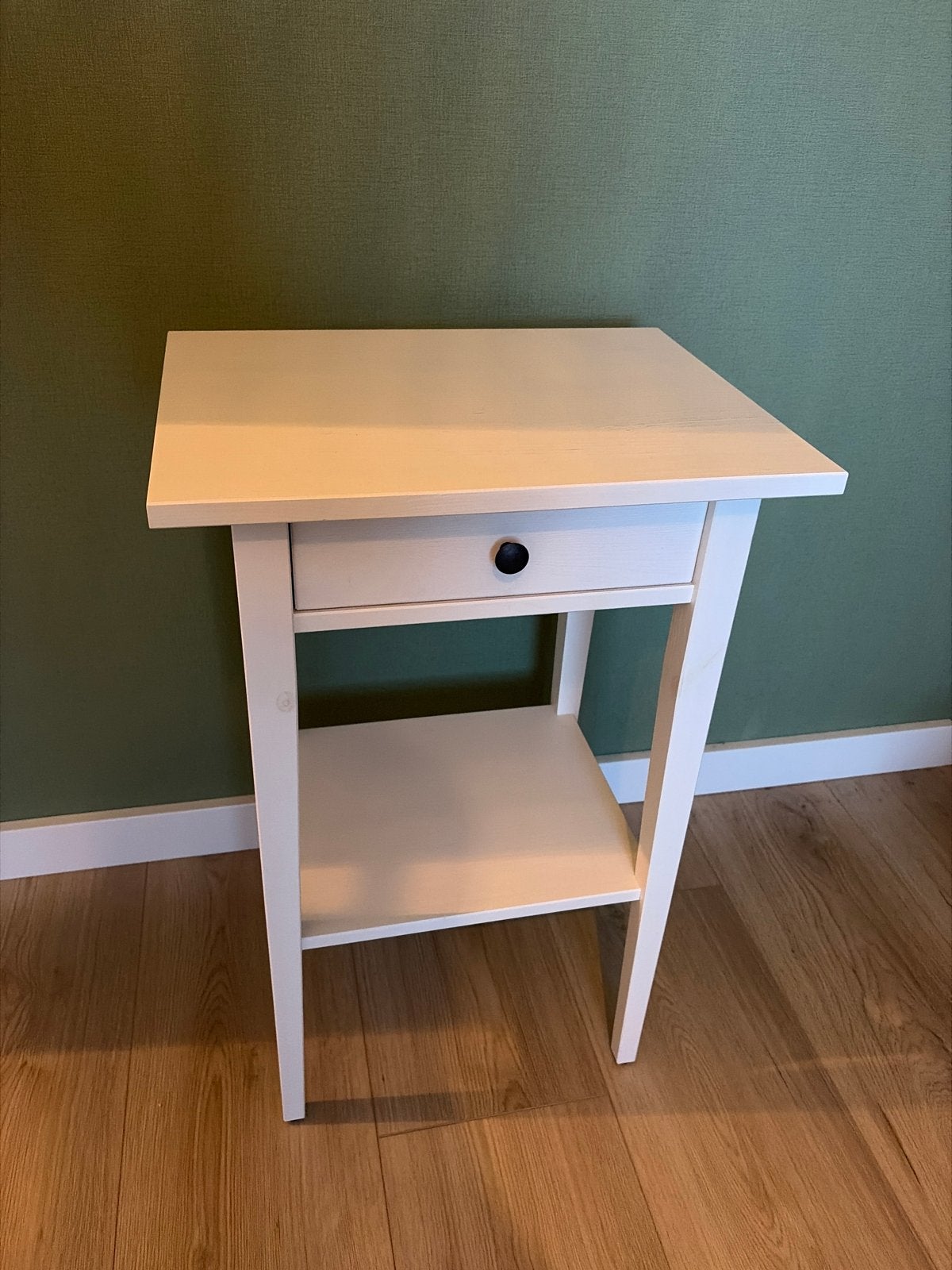 Wit nachtkastje met lade en plank, Minder dan 55 cm, Gebruikt, Ophalen of Verzenden, 60 cm of meer