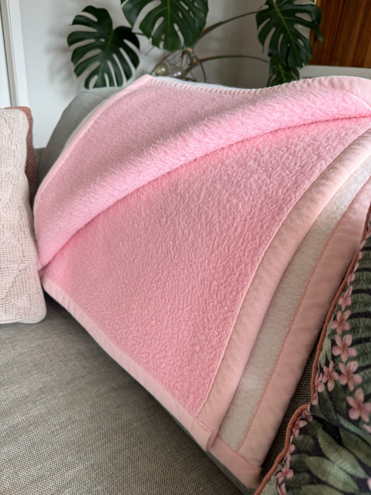 Roze wollen deken van AaBe  - Zo goed als nieuw, Roze, Acryl, Ophalen of Verzenden, Zo goed als nieuw