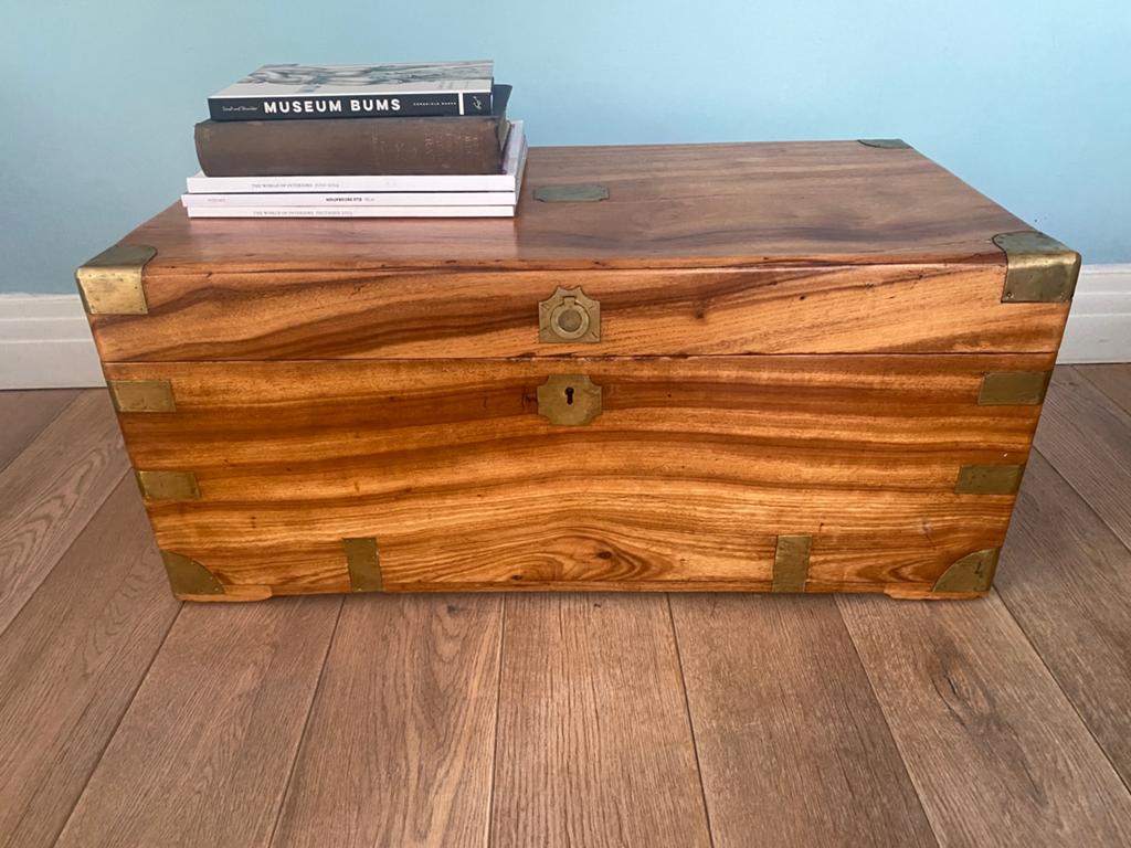Antieke kamferhouten campaign trunk / salontafel, circa 1900, Huis en Inrichting, Ophalen, Gebruikt, Minder dan 50 cm, Minder dan 50 cm
