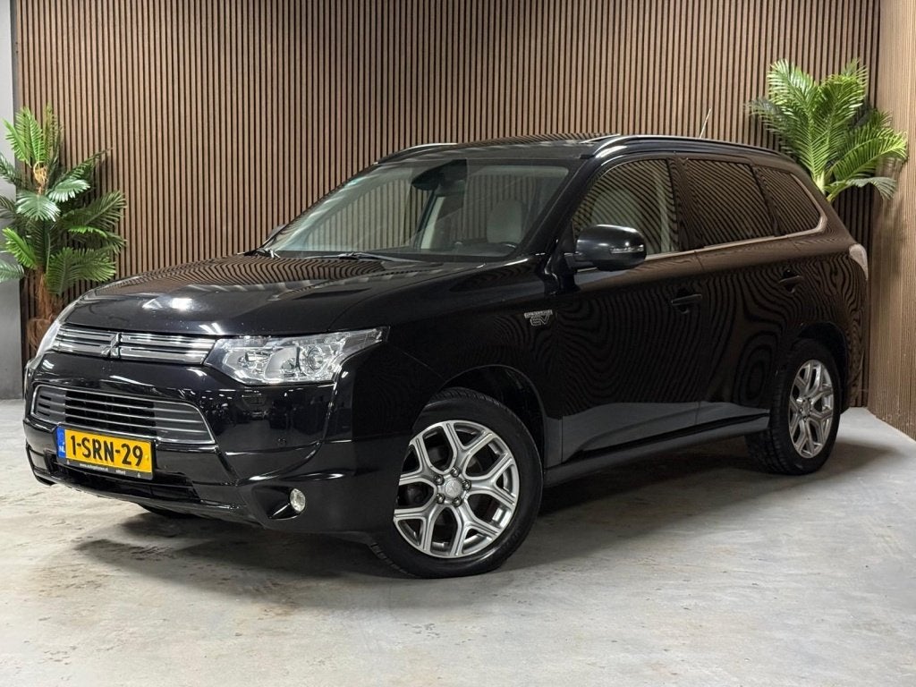 Mitsubishi Outlander 2.0 PHEV Instyle+ (bj 2013, automaat), Auto's, 4 cilinders, Zwart, Stoelverwarming, Hybride Elektrisch/Benzine
