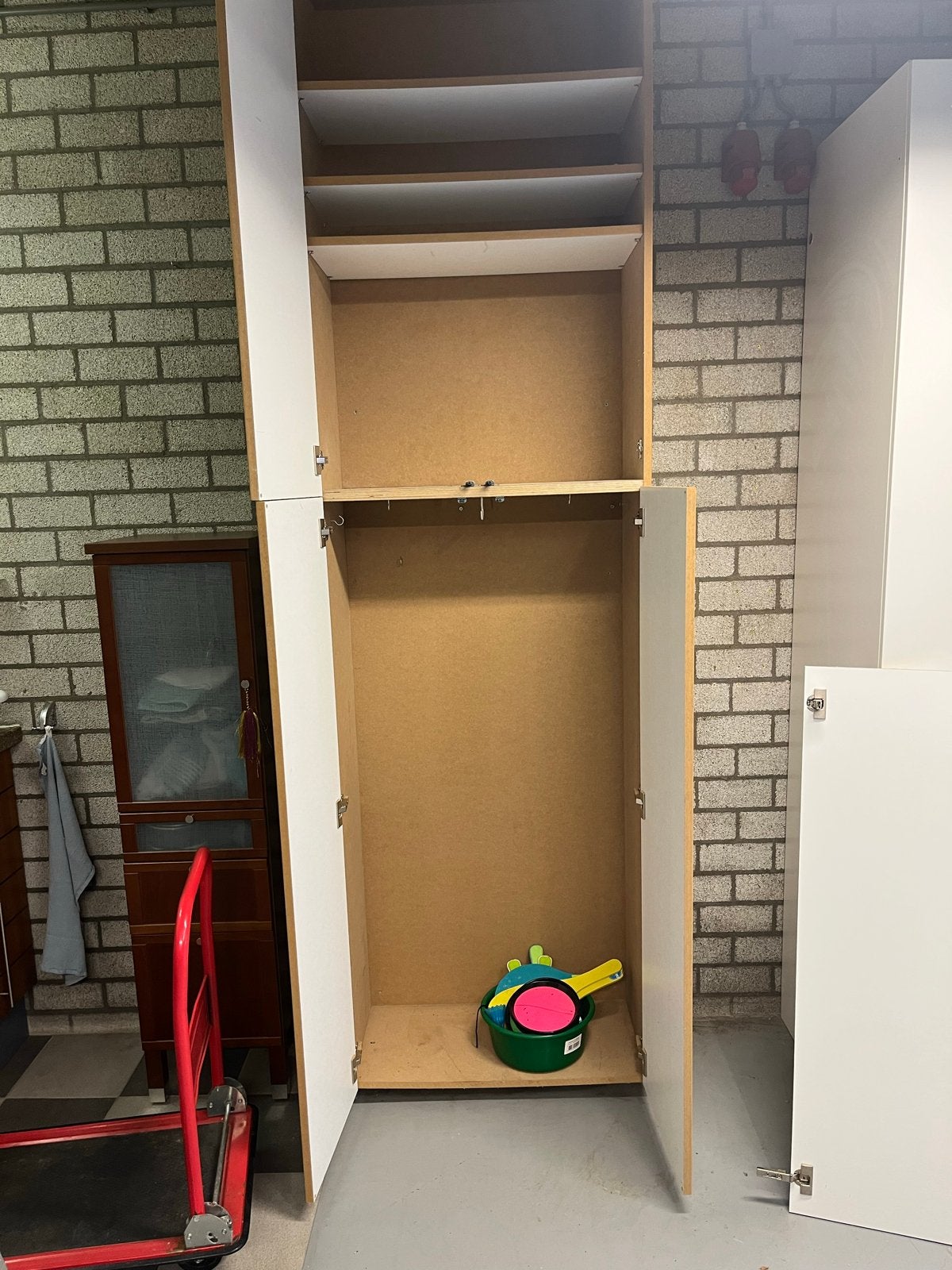 Gratis zware MDF schappenkast met 4 deuren en 3 schappen, Ophalen, Gebruikt