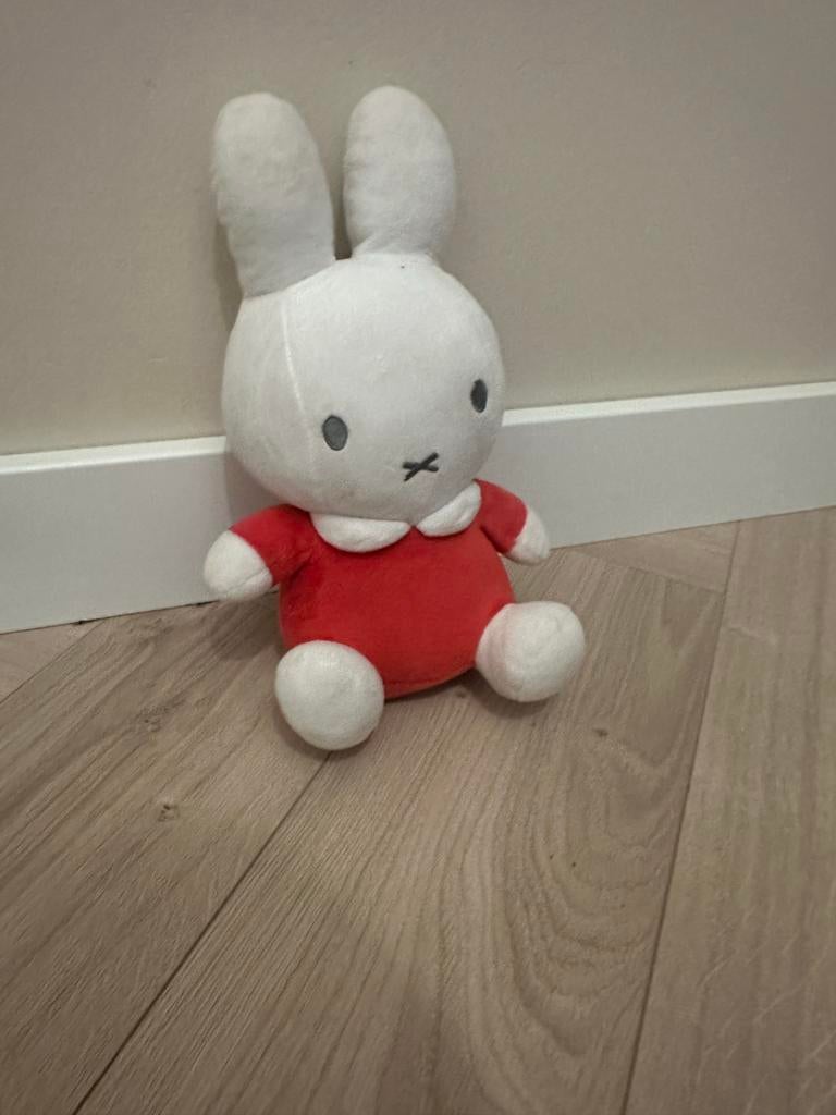 Nijntje knuffel in rood pakje, Kinderen en Baby's, Speelgoed | Poppen, Ophalen of Verzenden, Gebruikt, Overige typen