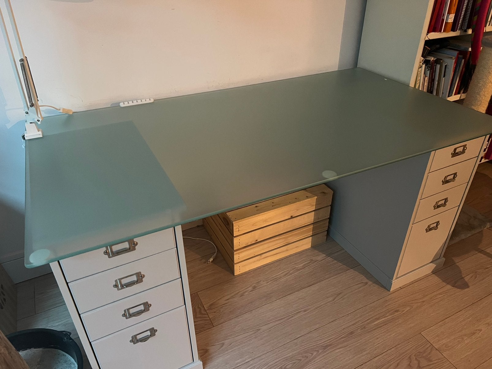 Bureau: twee grijze ladeblokken met mooi glazen blad, Ophalen, Met lades, Gebruikt, 150 cm
