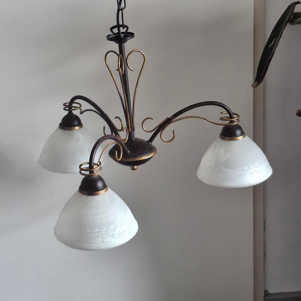 Klassieke bronzen hanglamp met 3 glazen kappen, Gebruikt, 50 tot 75 cm, Ophalen of Verzenden, Klassiek, Vintage