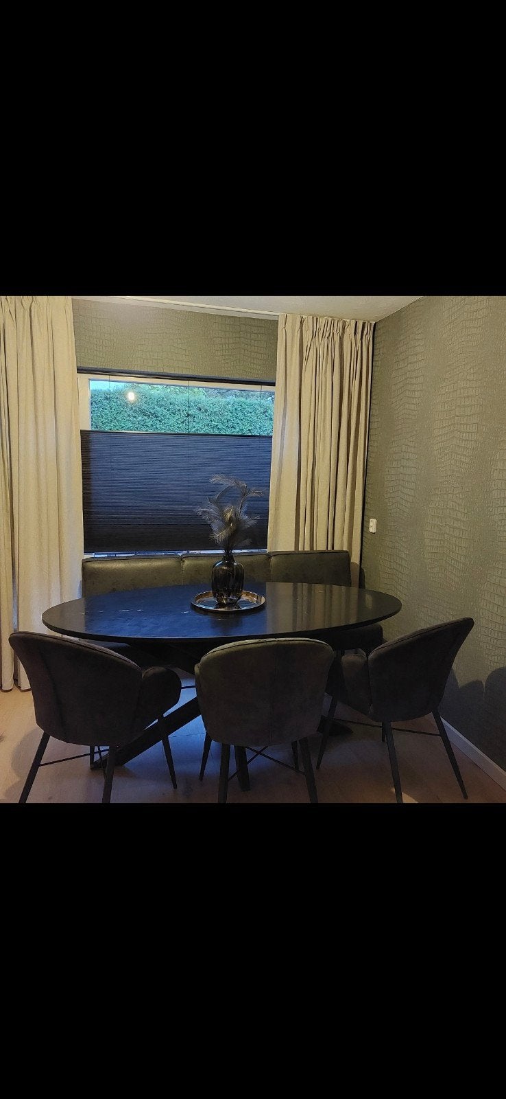 Moderne ovale eettafel met bank en stoelen, Gebruikt, 100 tot 150 cm, Overige materialen, Ophalen of Verzenden