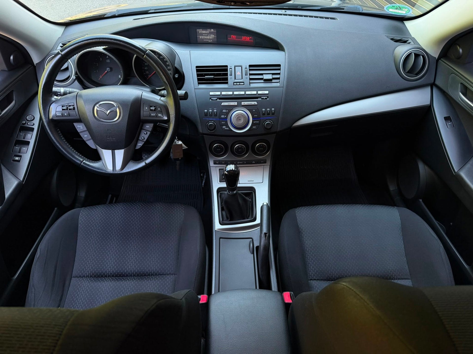 Mazda 3 1.6 Business|Black on Black|Nieuw APK, Voorwielaandrijving, Gebruikt, 4 cilinders, Zwart