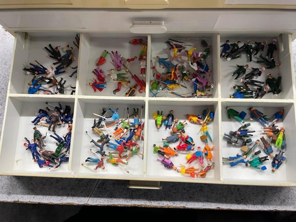 Preiser 3 laatjes vol met HO schaal figuurtjes 200+, Overige merken, Verzenden, Gelijkstroom of Wisselstroom, Overige typen