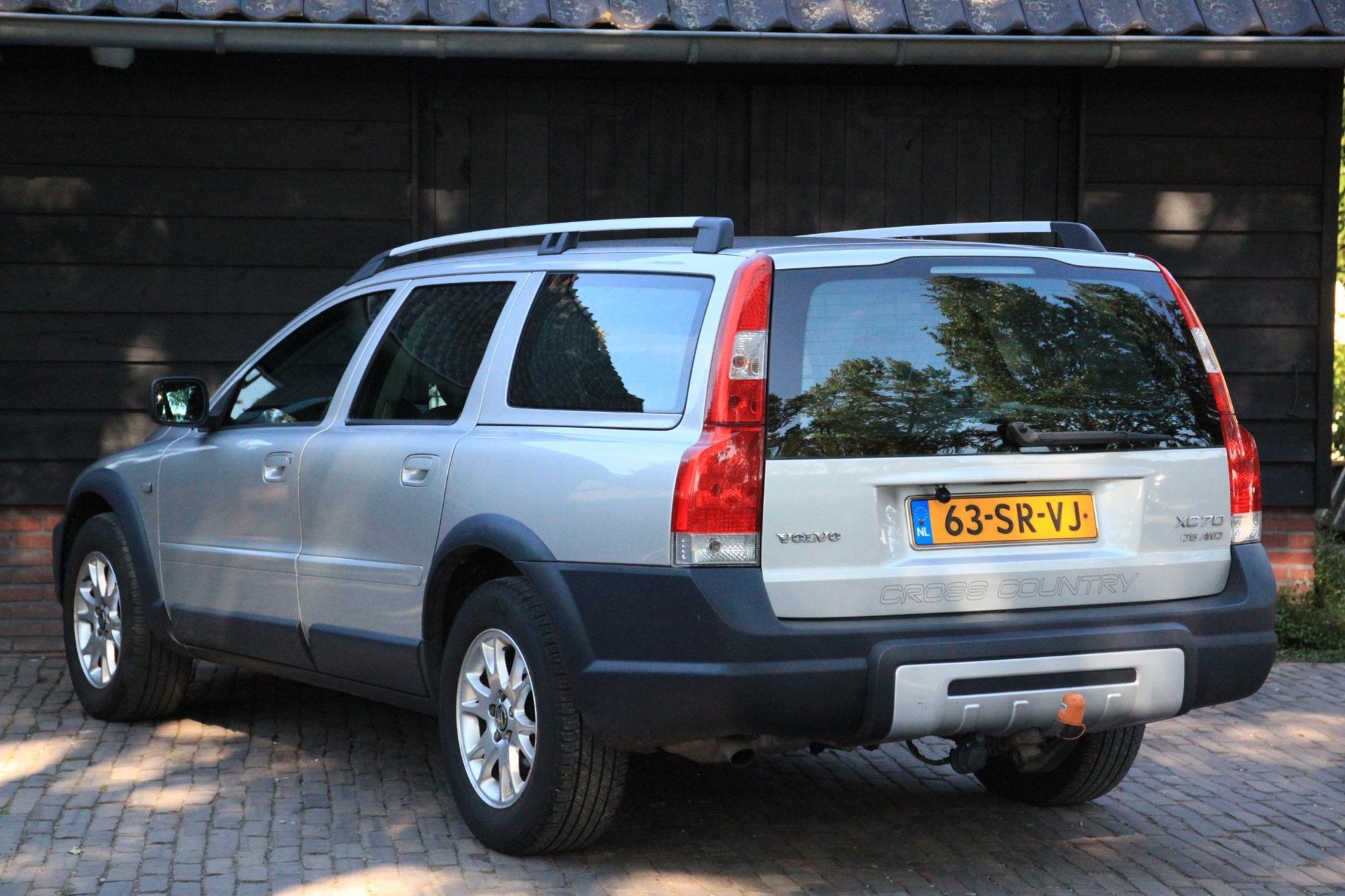 Volvo XC70 2.4 D5 Momentum Camera/Navigatie/Leer/Apk 06-2027, Automaat, 1694 kg, Zwart, 197 €/maand