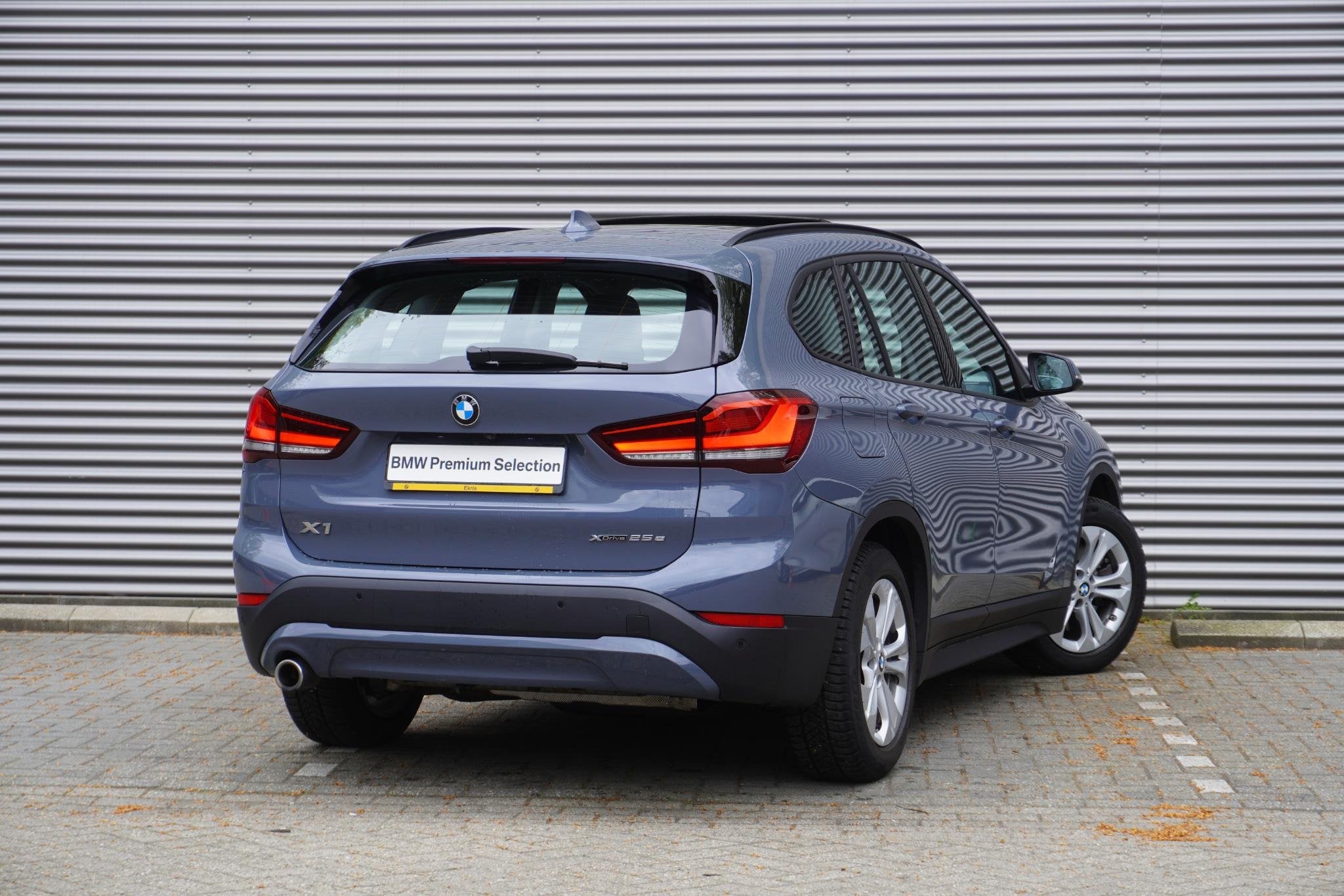 BMW X1 xDrive25e High Executive | Parking Pack | Glazen pano, Auto's, Stof, Gebruikt, Met garantie (alle), Bedrijf