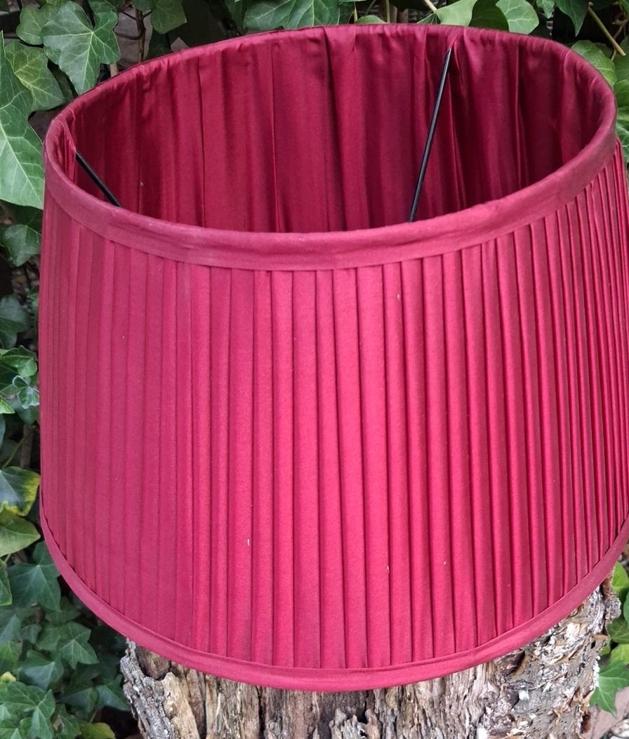 Bordeauxrode geplooide lampenkap, Huis en Inrichting, Lampen | Lampenkappen, Gebruikt, Tafellamp, Rond, Ophalen of Verzenden